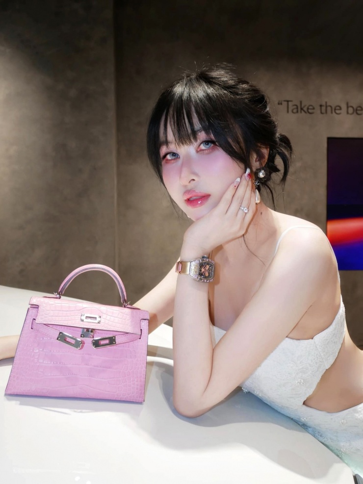 Quý hiếm nhất trong tủ Richard Mille của Mina Phạm là siêu phẩm RM 71-02 Automatic Tourbillon Talisman phiên bản Gloria, được sản xuất giới hạn 7 chiếc trên toàn cầu, có giá trên 10 tỷ đồng.