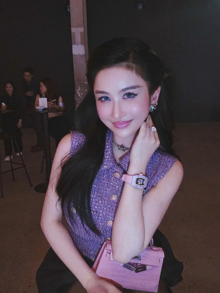 Có bề ngoài nổi bật không kém là dòng RM 07-01 Automatic Winding Coloured Ceramics màu Lavender Pink, được rao bán ở mức 265.000 USD (khoảng 7 tỷ đồng) trên Icebox, trong khi một số đơn vị bán lẻ tại Việt Nam yết giá hơn 7 tỷ đồng.