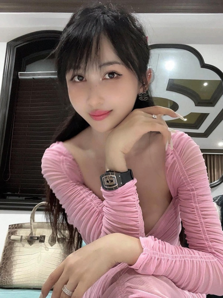 Nhân dịp kỷ niệm 9 năm cưới, Minh "Nhựa" tặng bà xã thiết kế RM 07-01 Gold Carbon TPT cá tính.