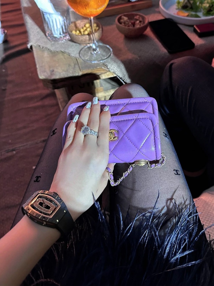 Lớp vỏ được pha trộn giữa vàng với carbon TPT, mặt đồng hồ nạm sapphire và onyx đen tuyền, có giá 260.000 USD (gần 6,9 tỷ đồng).