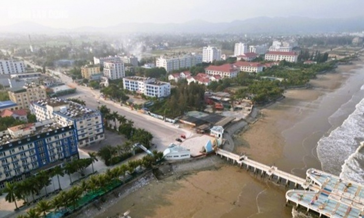 Biển Hải Tiến tơi tả sau khi bão số 10 Bualoi đi qua.