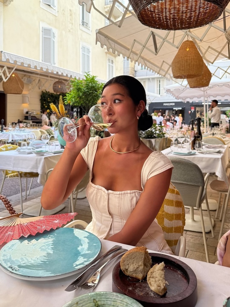 Hot girl 22 tuổi gây sốt mạng xã hội với 'nghề con nhà giàu' - 3