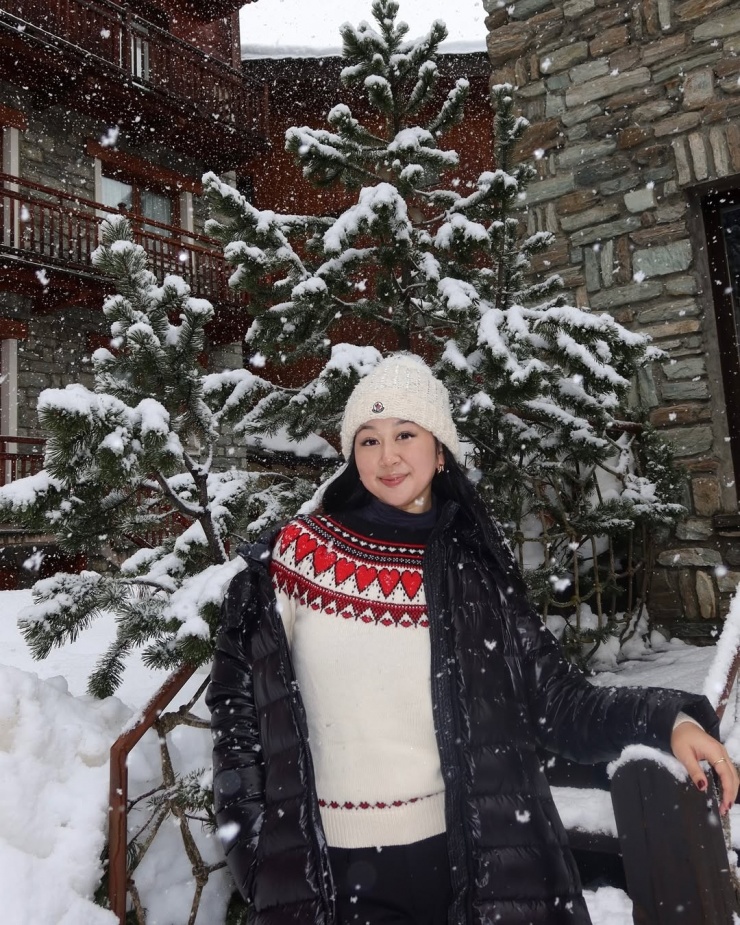 Hot girl 22 tuổi gây sốt mạng xã hội với 'nghề con nhà giàu' - 9