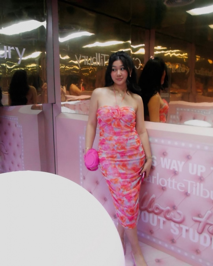 Hot girl 22 tuổi gây sốt mạng xã hội với 'nghề con nhà giàu' - 8