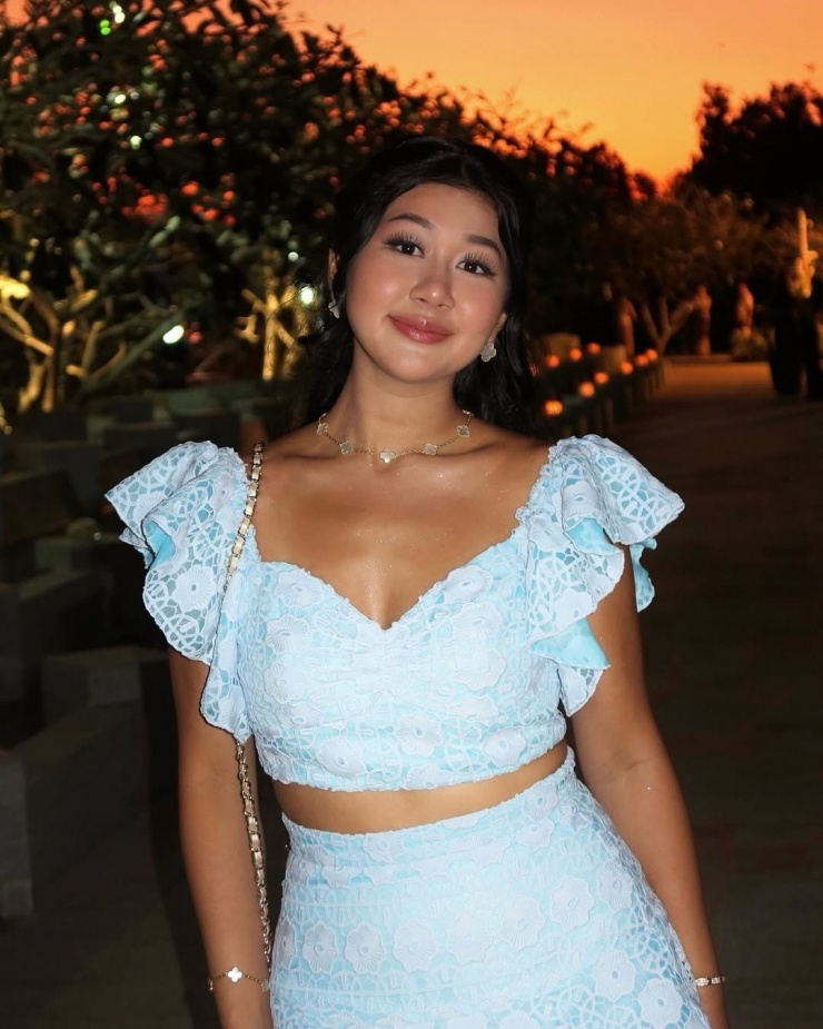 Hot girl 22 tuổi gây sốt mạng xã hội với 'nghề con nhà giàu' - 7