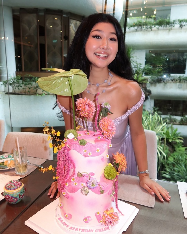 Hot girl 22 tuổi gây sốt mạng xã hội với 'nghề con nhà giàu' - 12