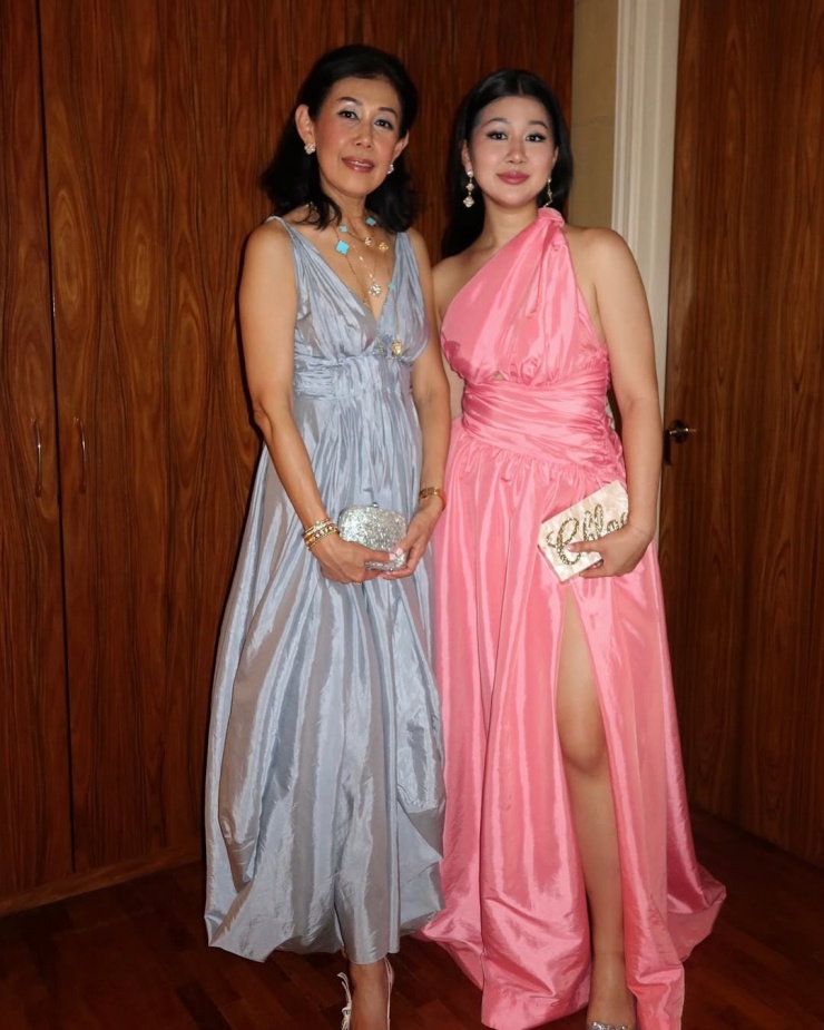 Hot girl 22 tuổi gây sốt mạng xã hội với 'nghề con nhà giàu' - 11