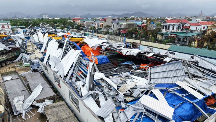 Nhà xưởng rộng 4.500m2 đổ sập hoàn toàn do bão số 10.