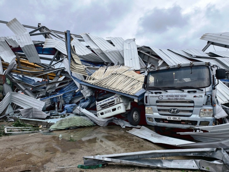 Nhà xưởng đổ sập làm hư hỏng nhiều ô tô bên trong.