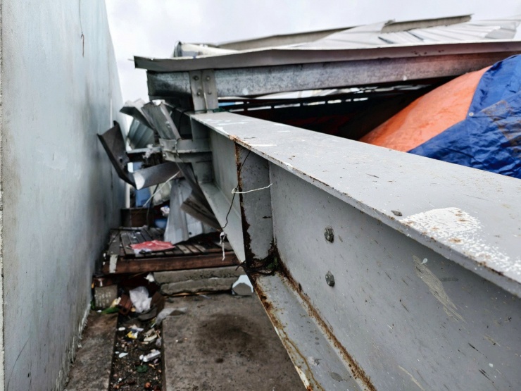 Khung thép lớn chịu lực bị gió quật gãy.