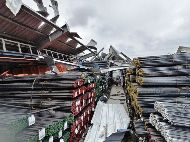 Nhà xưởng này được dùng làm kho chứa cho 7.000 tấn thép.