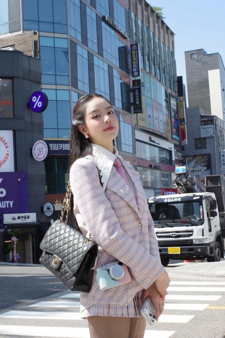 Hoa hậu Thanh Thủy đang có chuyến công du tại Hàn Quốc trước khi kết thúc nhiệm kỳ Miss International 2024. Trong những ngày ở Hàn, nàng hậu đã nhanh chóng khoác lên những set đồ lấy cảm hứng từ đồng phục học sinh Hàn Quốc.