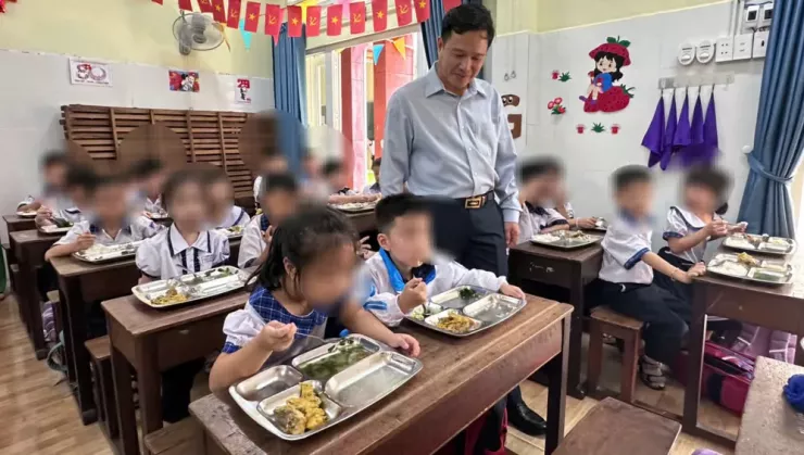 Một buổi ăn bán trú tại Trường Tiểu học Phan Chu Trinh. Ảnh: N.D