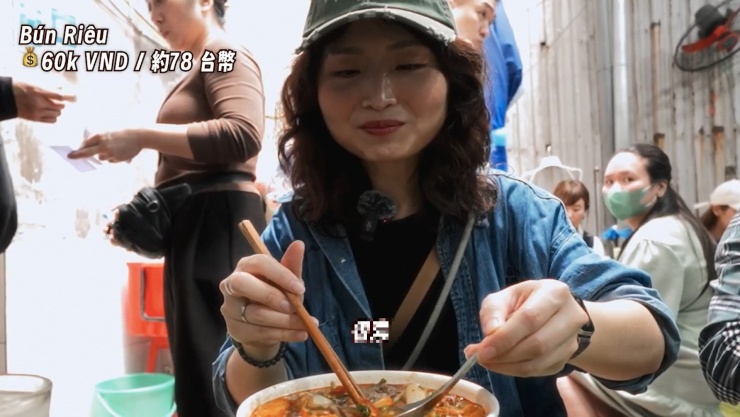 Nữ du khách hài lòng với món bún riêu của quán