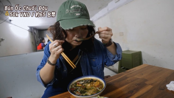 Thiên Huệ liên tục khen nước dùng của món bún ốc chuối đậu quá ngon