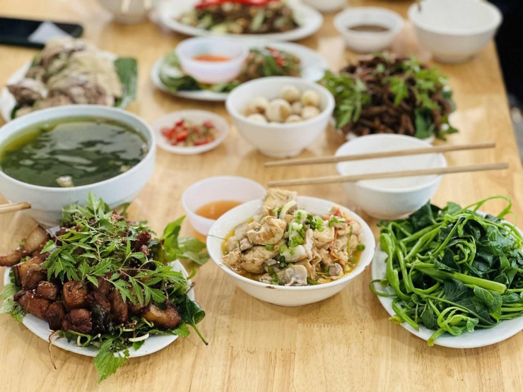 Bữa ăn hằng ngày nên đảm bảo đa dạng các loại thực phẩm. Ảnh minh họa: Ban Mai