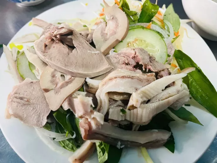 Các chuyên gia dinh dưỡng khẳng định, dù giàu dinh dưỡng, nội tạng động vật (gan, thận, lá lách...) chứa hàm lượng purin cực kỳ cao. Ảnh: PHƯƠNG LÊ.