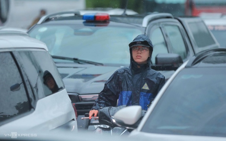 Người Hà Nội chèo thuyền, dắt xe đi làm trong mưa lớn - 3