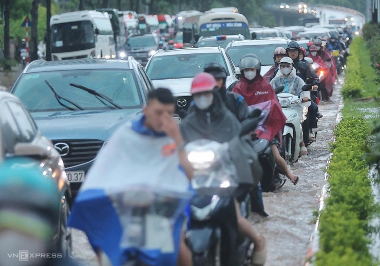 Người dân dắt xe qua đoạn ngập ở đường Lê Đức Thọ và nút giao Mai Dịch. Video: Lộc Chung