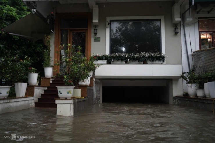 Người Hà Nội chèo thuyền, dắt xe đi làm trong mưa lớn - 7