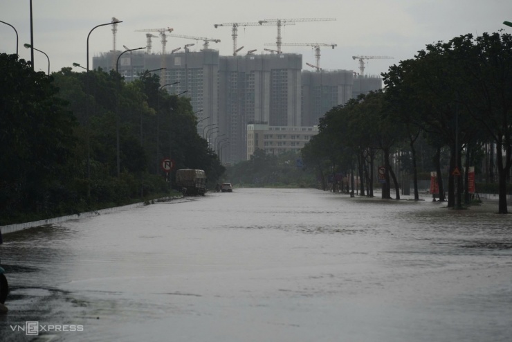 Người Hà Nội chèo thuyền, dắt xe đi làm trong mưa lớn - 9