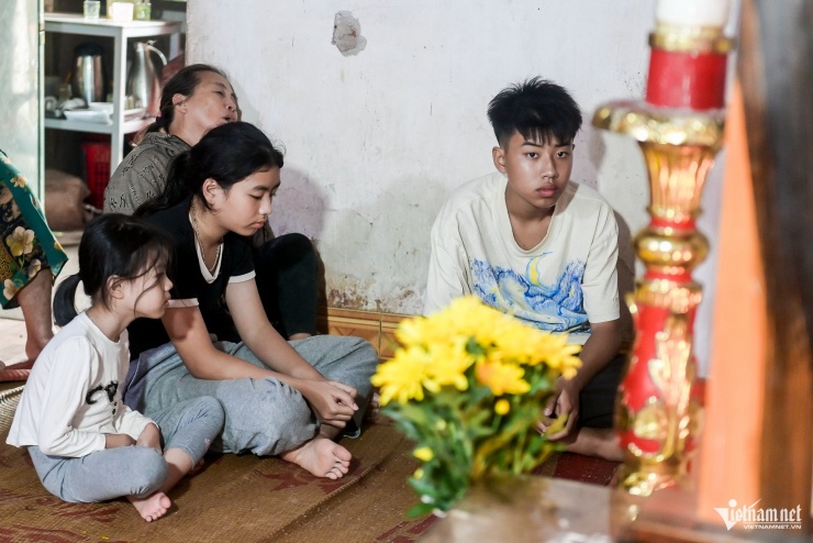 Sau lốc xoáy kinh hoàng ở Ninh Bình, thắt lòng 3 con thơ côi cút bên linh cữu mẹ - 1