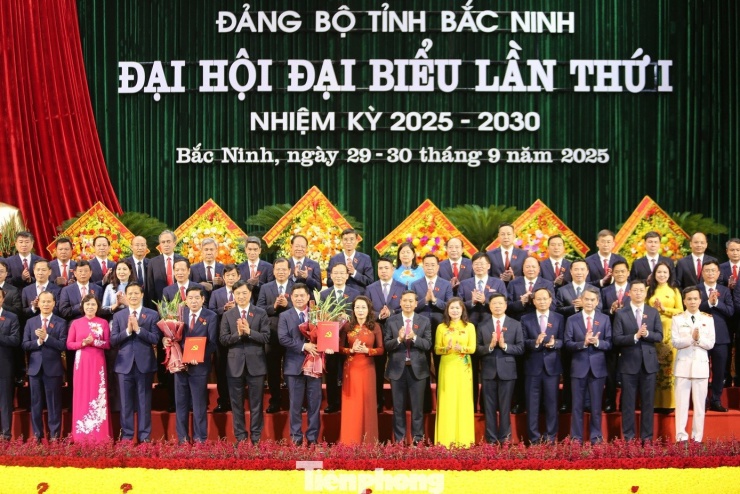 Ban Chấp hành Đảng bộ tỉnh Bắc Ninh nhiệm kỳ 2025 – 2030 đã ra mắt đại hội. Ảnh: Nguyễn Thắng