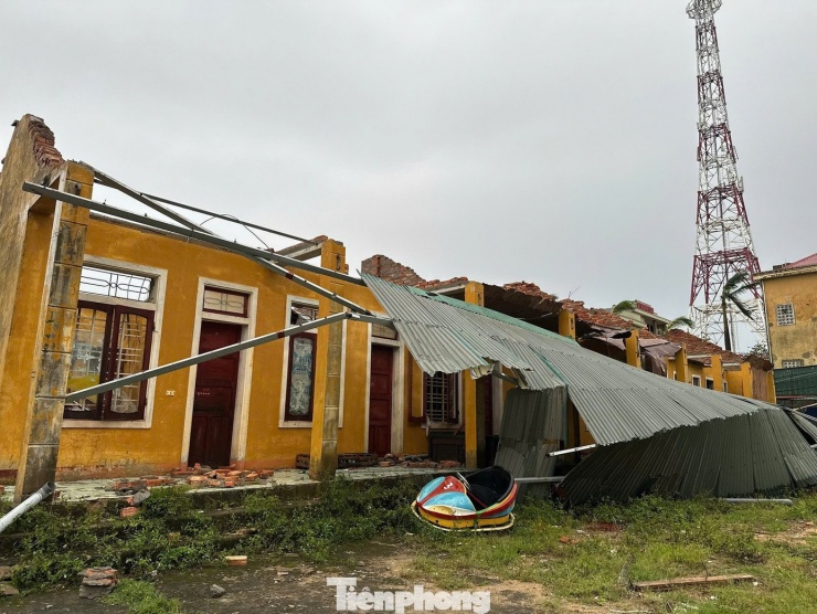 Hơn 120.000 nhà ở, công trình bị tốc mái, hư hại do bão. Trong ảnh là công trình bị tốc mái tại Hà Tĩnh, địa phương bão đổ bộ trực tiếp.