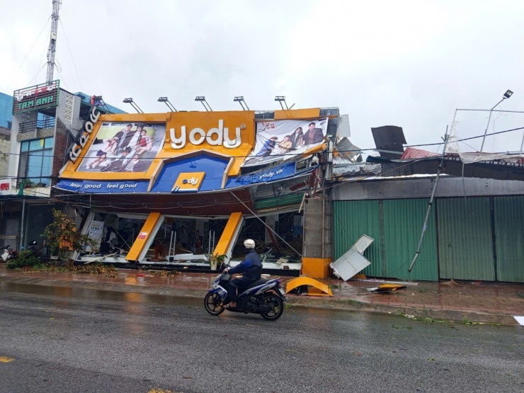 Lốc xoáy gây thiệt hại nặng nề ở Ninh Bình sáng 29/9.