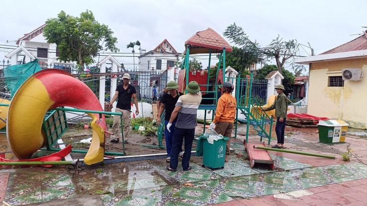 Trường mầm non, trụ sở xã ở Hải Phòng tan hoang sau bão số 10 - 1
