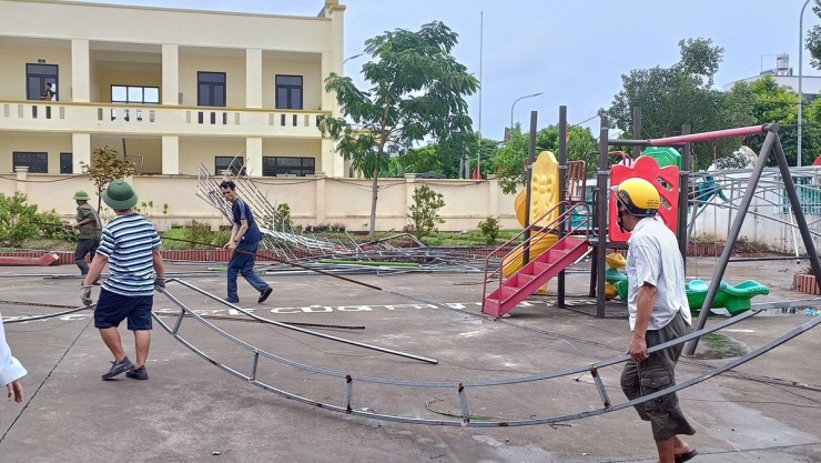 Trường mầm non, trụ sở xã ở Hải Phòng tan hoang sau bão số 10 - 8