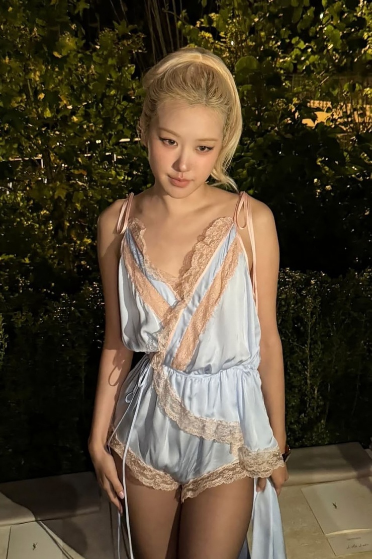 Xiêm y theo xu hướng đồ ngủ khiến đại sứ toàn cầu của nhà mốt Pháp Saint Laurent nhận nhiều đánh giá không tích cực từ khán giả. Đa phần ý kiến cho rằng cô trông kém sang, thiếu chỉn chu, lộ khuyết điểm cơ thể.