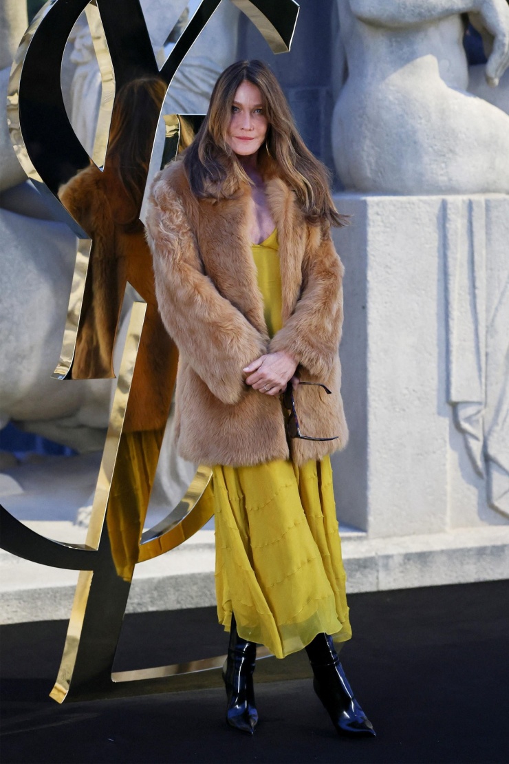 Cựu siêu mẫu Carla Bruni - phu nhân cựu Tổng thống Pháp Nicolas Sarkozy - cũng áp dụng cách mix tương tự.