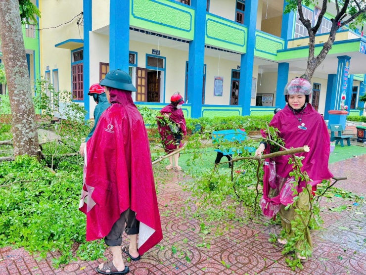 Trường học tan hoang sau bão chồng bão, Hà Tĩnh &#39;gồng mình&#39; khắc phục - 9