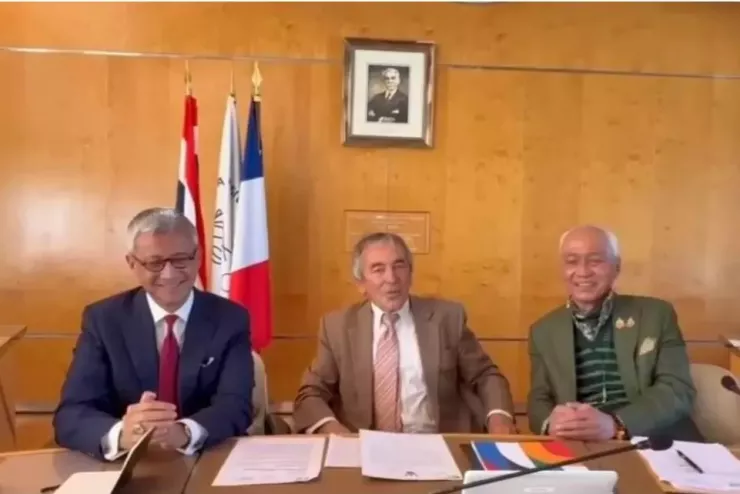 Chủ tịch WPBF, ông Claude Azema (giữa) hai Chủ tịch và Phó Chủ tịch Ủy ban Olympic Thái Lan tại Paris. Ảnh:B.P