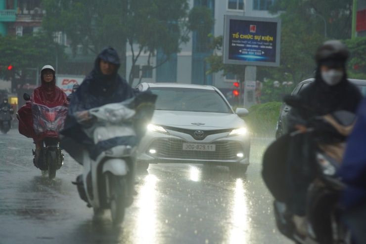 Xe cộ lưu thông trên tuyến đường Hoàng Cầu bật đèn pha để dễ quan sát, đặc biệt là ô tô.