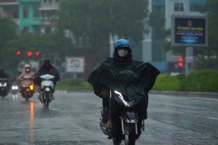 Hà Nội mưa xối xả, ban ngày mà như đêm, nhiều tuyến đường ngập nặng - 4
