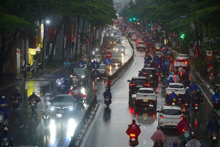 Lưu lượng giao thông luôn ở mức cao trên phố Tây Sơn.