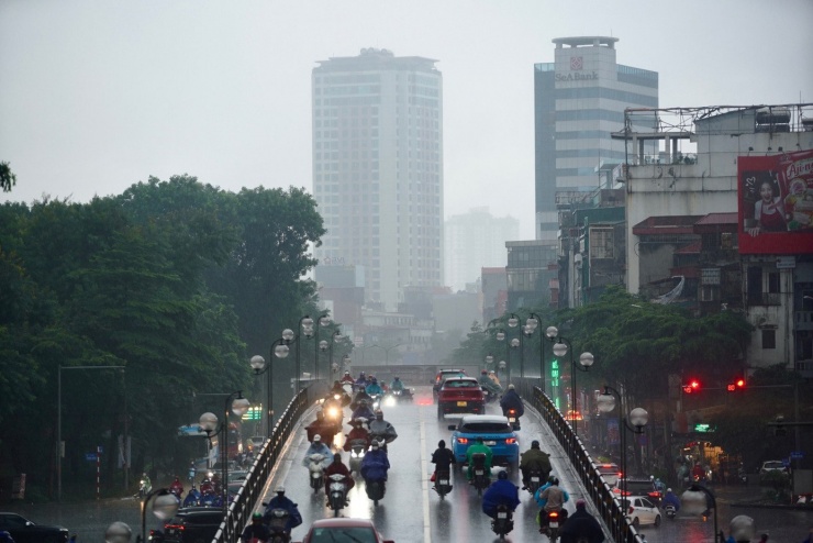Lớp sương mù bao phủ bầu trời ở Hà Nội, tầm nhìn bị hạn chế.