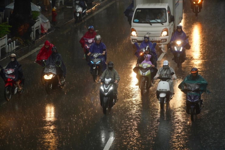 Khung cảnh ngỡ chiều tối xảy ra vào ban ngày ở Hà Nội.