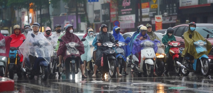 Cơn mưa nặng hạt khiến người đi đường di chuyển chật vật.