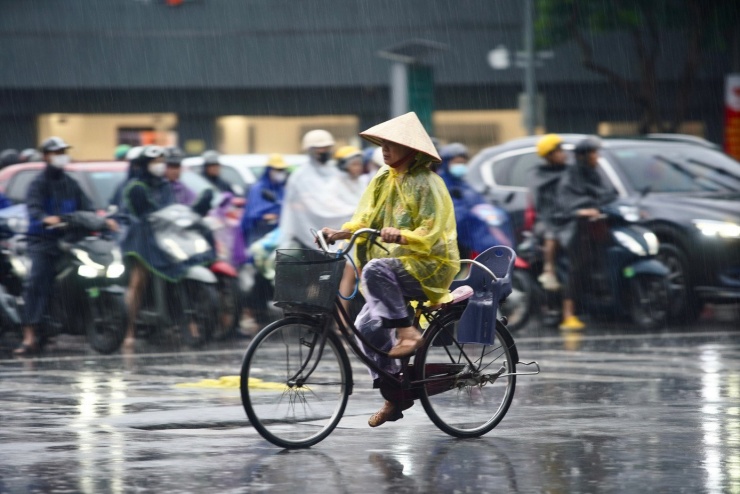 Hà Nội mưa xối xả, ban ngày mà như đêm, nhiều tuyến đường ngập nặng - 12