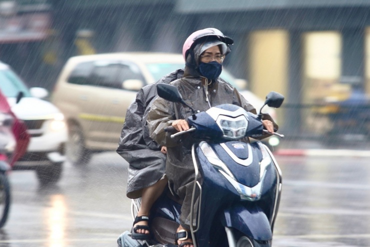Hà Nội mưa xối xả, ban ngày mà như đêm, nhiều tuyến đường ngập nặng - 16
