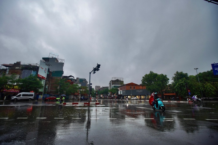 Mây đen bao phủ bầu trời Hà Nội.