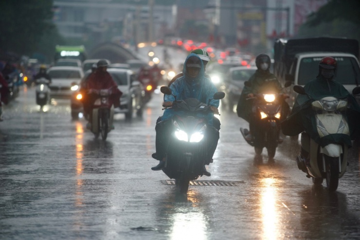 Hà Nội mưa xối xả, ban ngày mà như đêm, nhiều tuyến đường ngập nặng - 22
