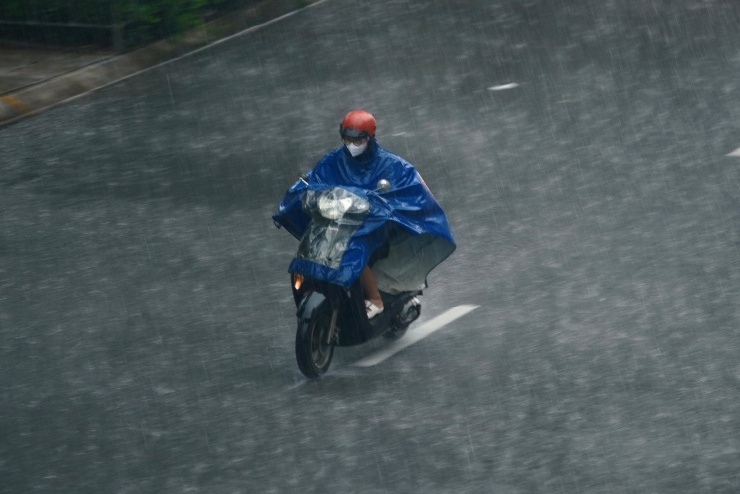 Mưa như trút nước xuống đường phố Hà Nội.