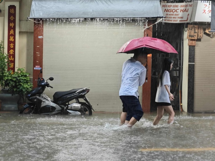 Hà Nội mưa xối xả, ban ngày mà như đêm, nhiều tuyến đường ngập nặng - 29