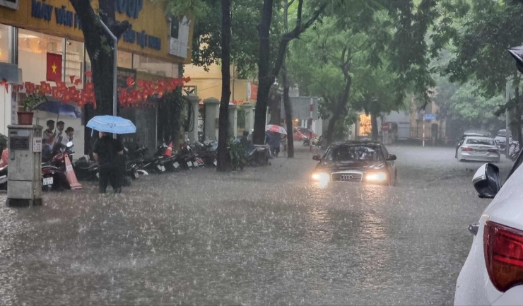 Hà Nội mưa xối xả, ban ngày mà như đêm, nhiều tuyến đường ngập nặng - 32