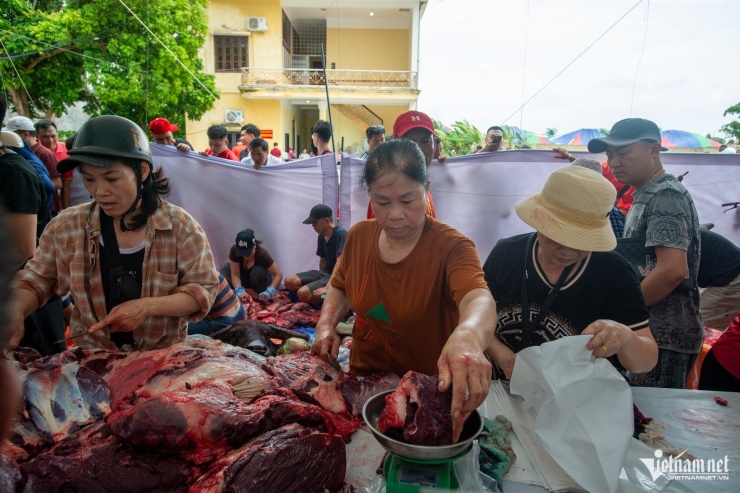 Bà Nguyễn Thị Dinh nhanh tay cắt thịt cho khách, người mua ngày càng đông.