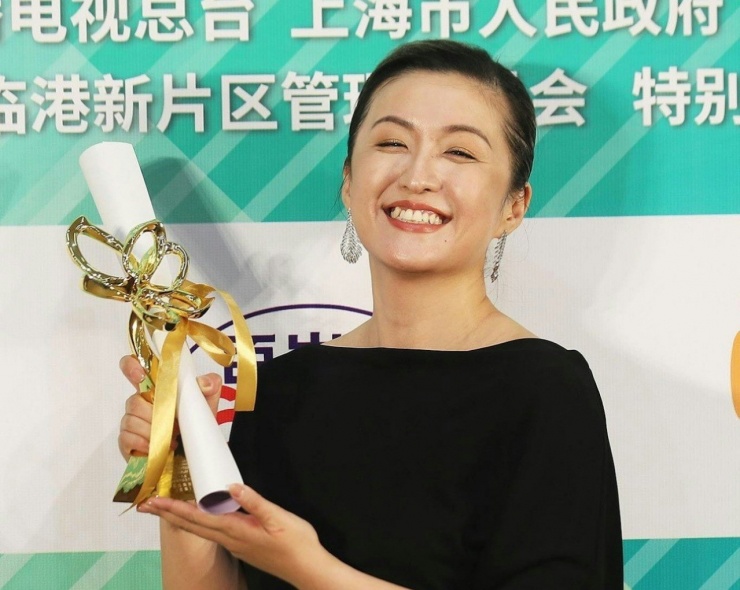 Tần Văn là biên kịch hàng đầu của showbiz Hoa ngữ, từng giành nhiều giải thưởng uy tín. Tuy nhiên, sau vụ đấu tố của Cố Nhị, danh tiếng cô sụt giảm nghiêm trọng, còn bị khán giả kêu gọi tẩy chay.